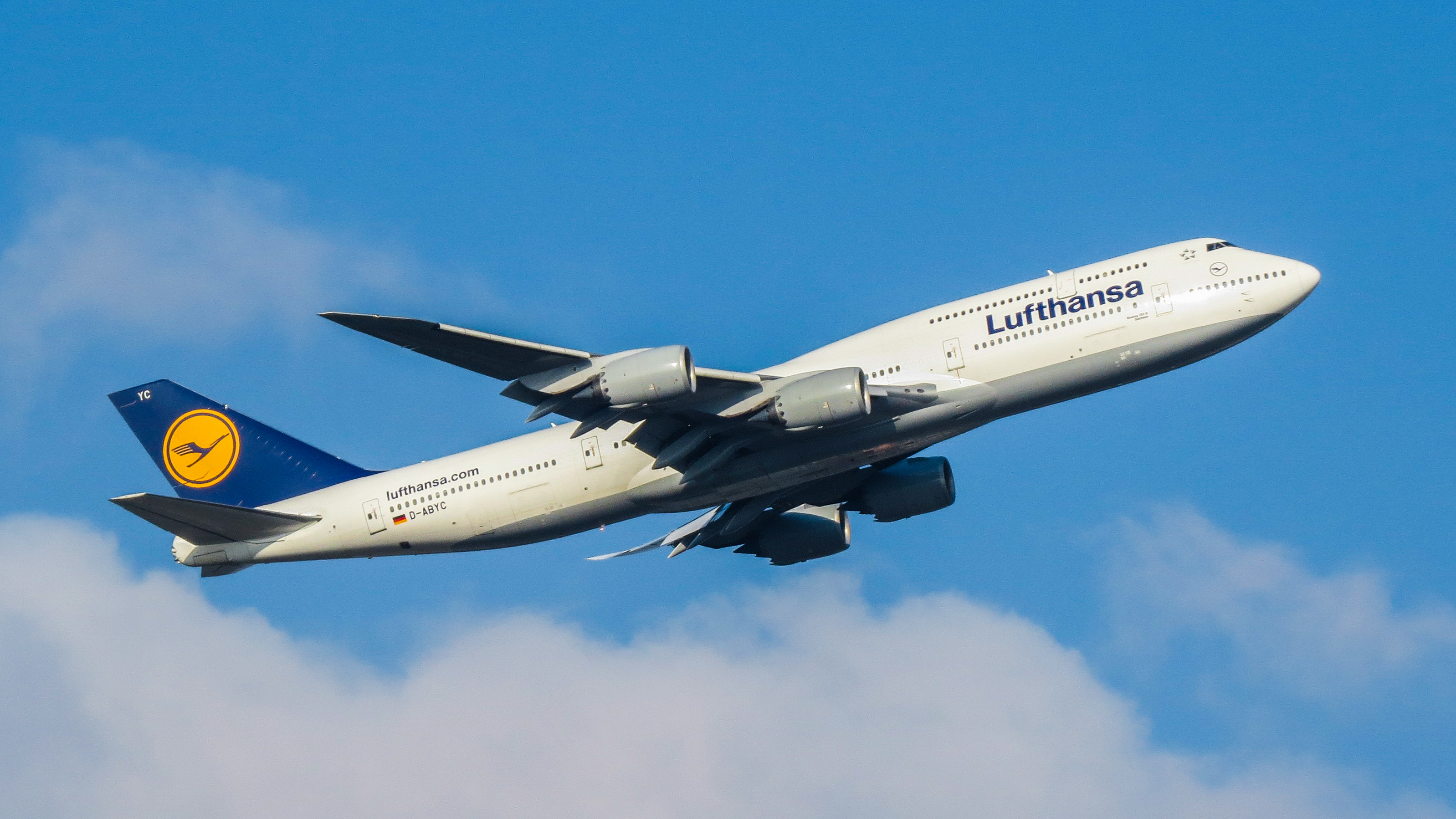 Lufthansa_Boeing_747-8_(16456550532)