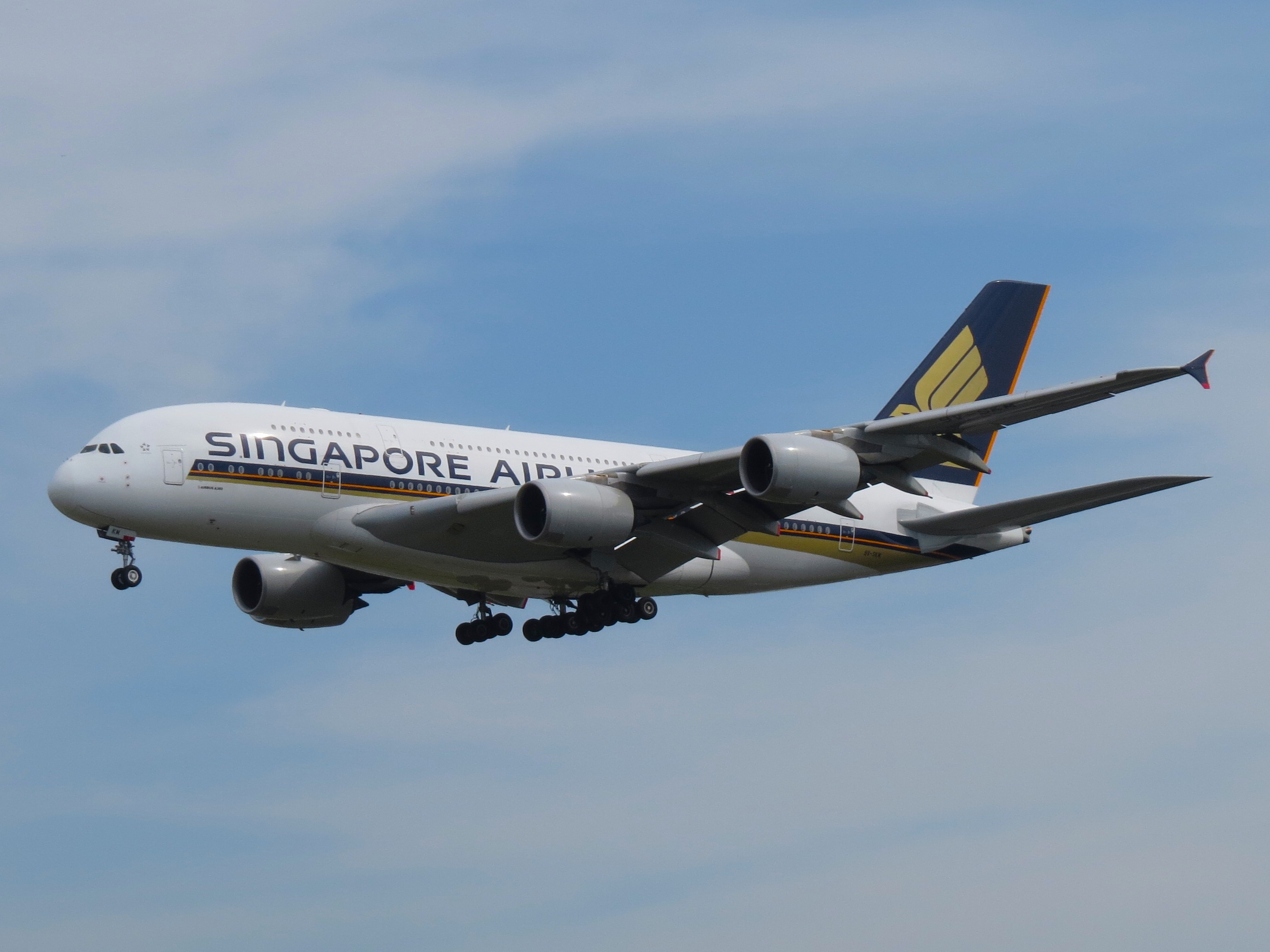 Singapore_Airlines,_Airbus_A380-841,_9V-SKM_(14052319777)