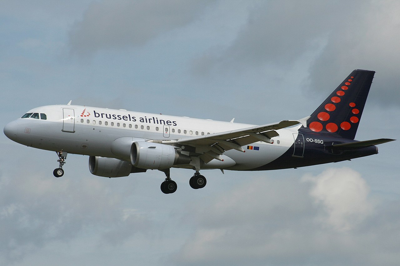 1280px-Brussels_Airlines_A319-112_(OO-SSG)_landing_at_Brussels_Airport_(1)